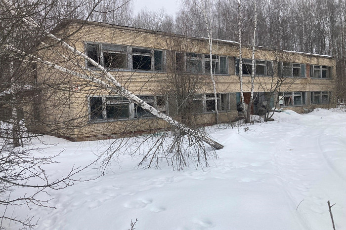 Остались стеклоблоки, граненые стаканы, фотообои и бюст Ленина: под Тулой продают заброшенную советскую спортбазу