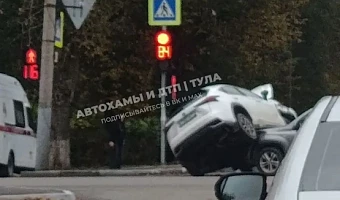 Легковушка чуть не перевернулась в ДТП на улице Кирова в Туле