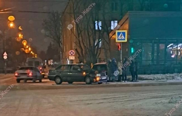 В Туле автомобиль вылетел на тротуар