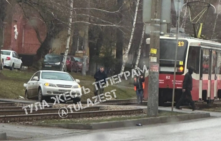 На улице Станиславского в Туле столкнулись трамвай и легковушка