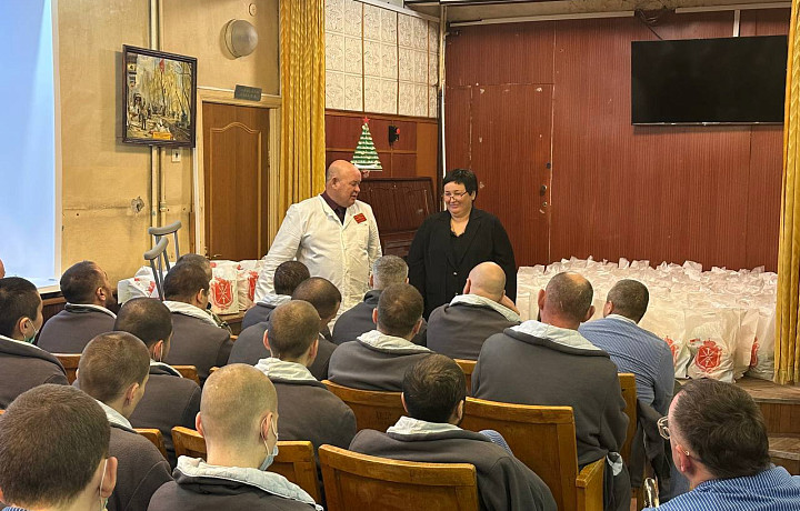 Туляков в военных госпиталях поздравили с наступающим Новым годом