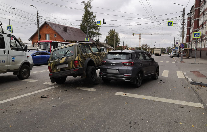 На улице Болдина в Туле водитель Niva устроил тройное ДТП