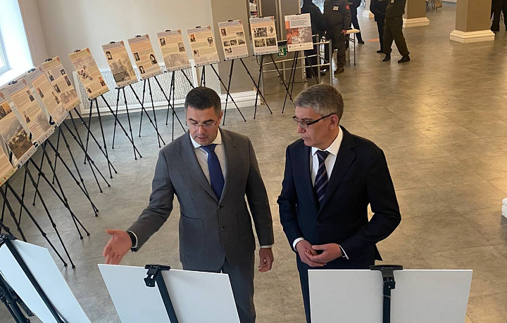 Дмитрий Миляев посетил выставку о медиках Великой Отечественной войны