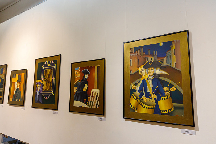 Таинственные маски и средневековые мотивы: в Туле открылась выставка художника Александра Майорова