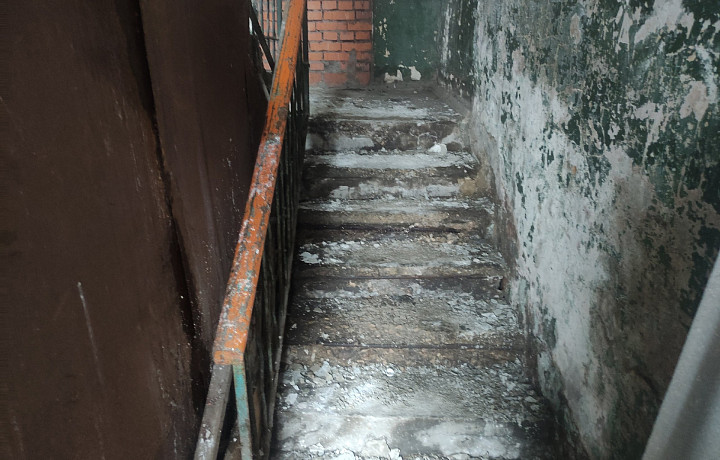 Ирония УК или плесень с паром: в тульском общежитии разрушается подъезд из-за затопленного подвала