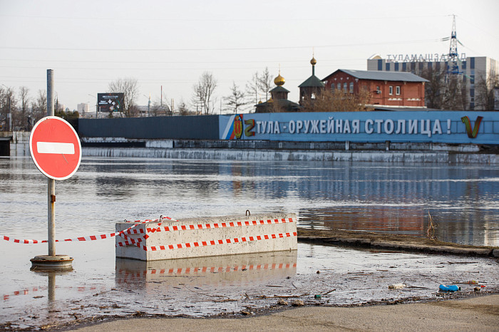 Заплыв у детского городка, затопленное кафе и завораживающая водная гладь: фоторепортаж с набережной в центре Тулы