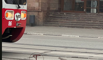 В Туле около «Гостинного двора» встали трамваи