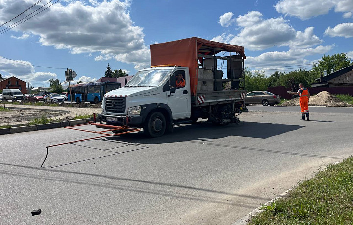 На улице Вильямса в Туле приступили к нанесению осевой разметки