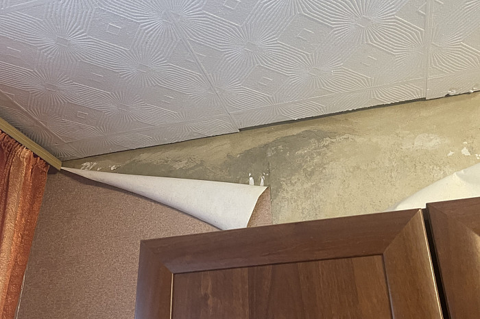 Дождь в квартире: в МКД Скуратово протекает крыша, а УК просит никому не говорить об этом