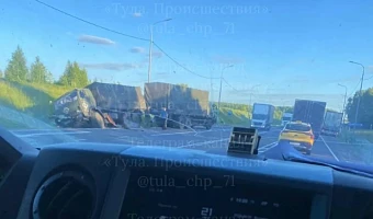Фура загорелась после ДТП с «КАМАЗом» на выезде из Щёкина