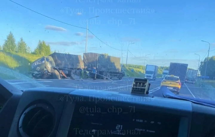 Фура загорелась после ДТП с «КАМАЗом» на выезде из Щёкина