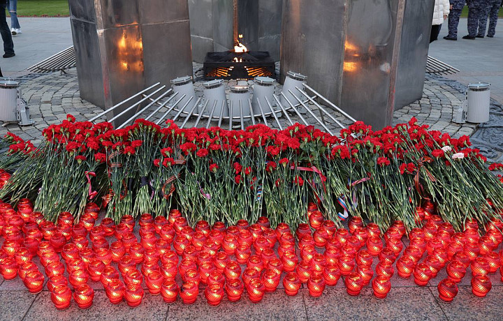 У воинских мемориалов в Тульской области 21 июня жители зажгли свечи