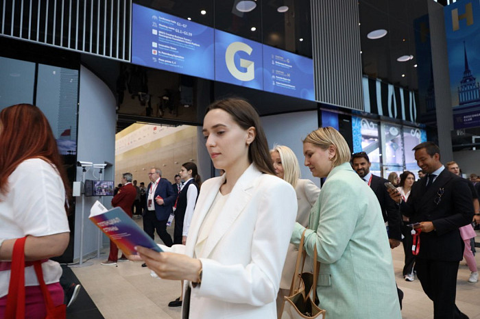 Люди, машины, роскошь: яркие фото третьего дня ПМЭФ-2024