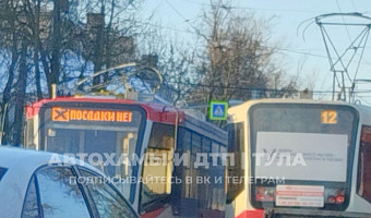 На пересечении улиц Николая Руднева и Станиславского в Туле образовалась пробка из-за поломки пантографа