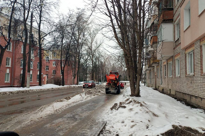 Улицы Тулы обрабатывают противогололедными материалами