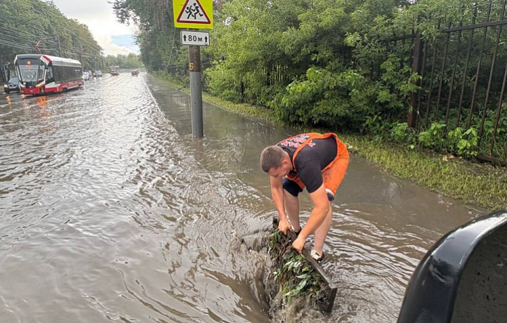 На улицах Тулы после сильного дождя устраняют локальные подтопления