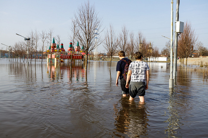 Заплыв у детского городка, затопленное кафе и завораживающая водная гладь: фоторепортаж с набережной в центре Тулы