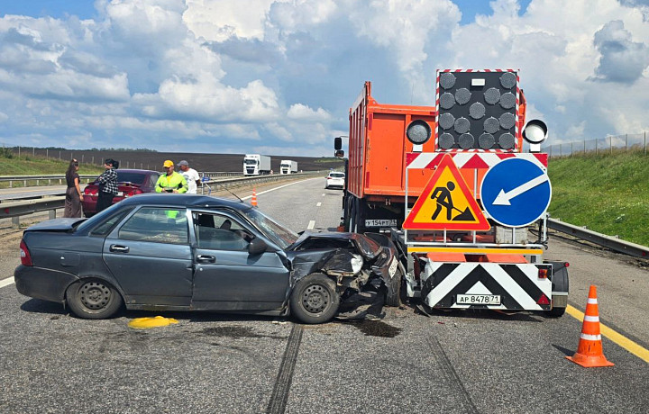 На трассе М-4 «Дон» водитель на «Ладе» врезался в технику дорожной службы