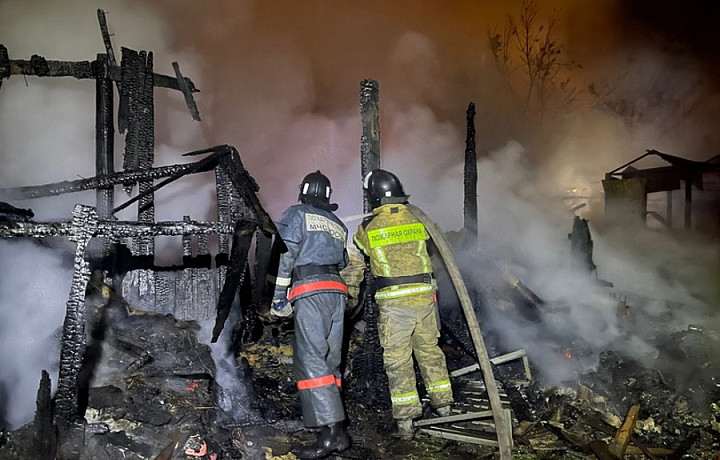 Жители Киреевска поблагодарили спасателей за то, что не дали огню подобраться к жилому дому
