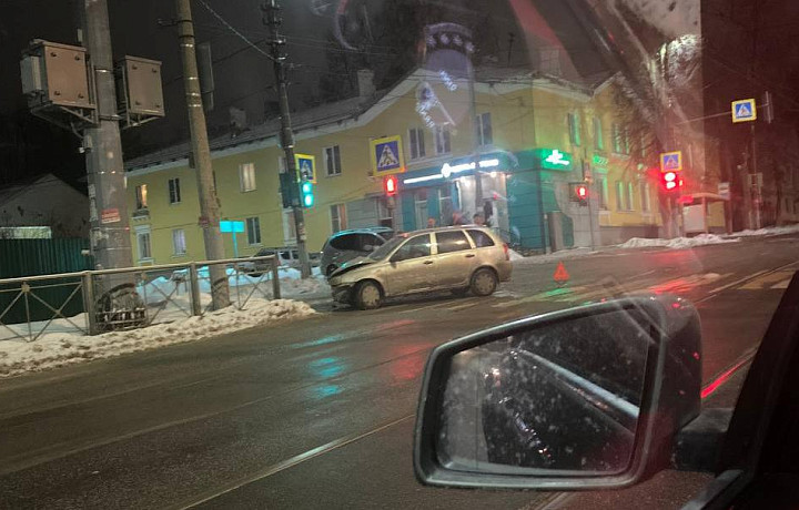 В Туле на пересечении улиц Руднева и Циолковского произошло ДТП