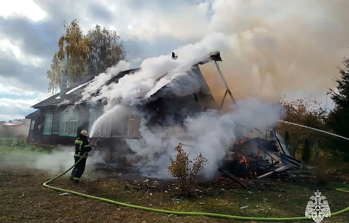 Восемь пожаров потушили тульские огнеборцы 3 октября