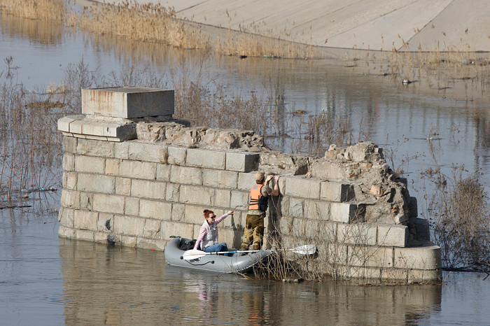 Заплыв у детского городка, затопленное кафе и завораживающая водная гладь: фоторепортаж с набережной в центре Тулы