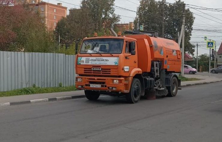 В Туле 22 сентября продолжились уборка городских улиц и окос газонов
