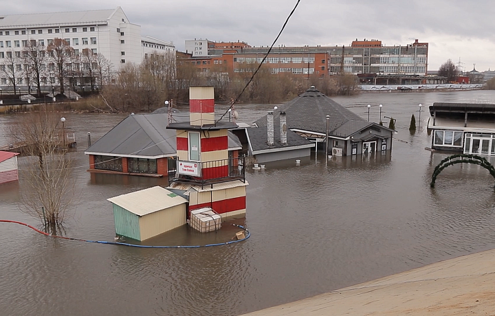 Кафе и детская площадка ушли под воду на Пролетарской набережной в Туле