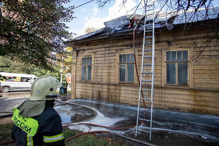 В Туле на улице Свободы загорелся дом