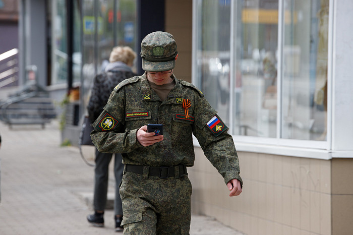 Цветной бульвар поздравил туляков с наступающим Днем Победы и подарил Георгиевские ленты