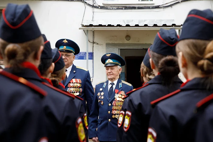 Тульские кадеты и студенты поздравили ветерана Великой Отечественной войны с наступающим Днем Победы