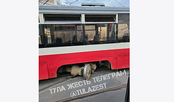 На улице Советской в Туле трамвай сошел с рельсов