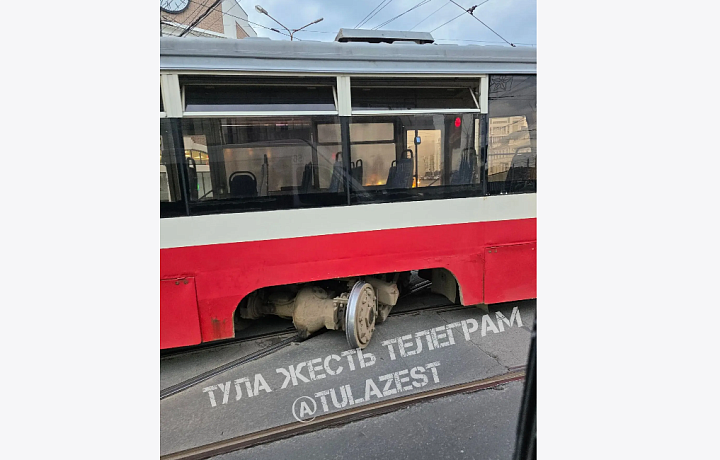 На улице Советской в Туле трамвай сошел с рельсов