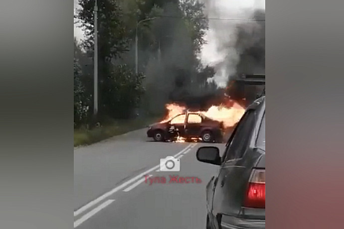 На дороге в тульских Барсуках загорелся автомобиль Renault Logan