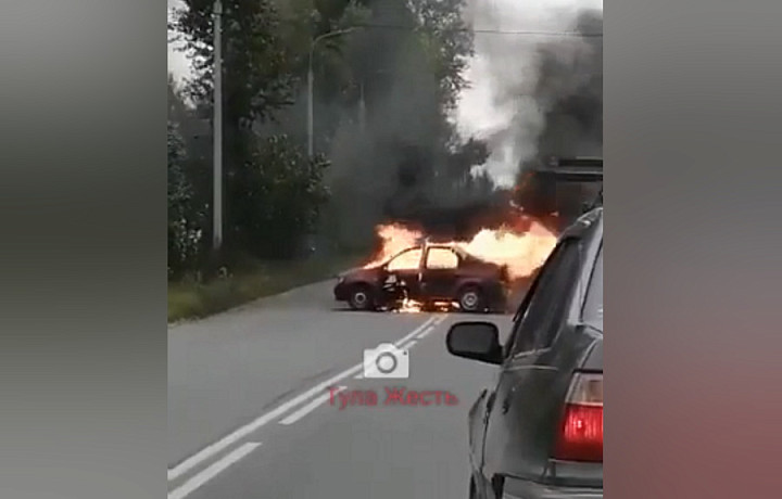 На дороге в тульских Барсуках загорелся автомобиль Renault Logan