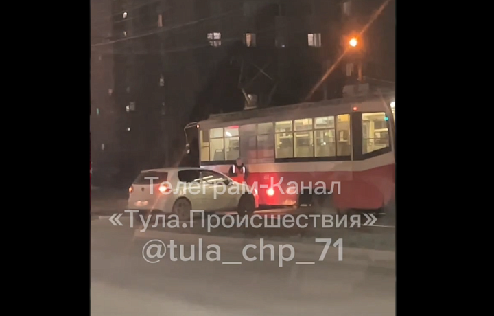 В Туле на Зеленстрое легковушка врезалась в трамвай