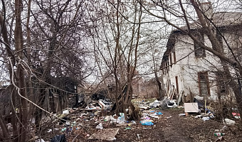 В Донском нет денег на снос расселенного аварийного дома: он превратился в свалку и уже несколько раз горел