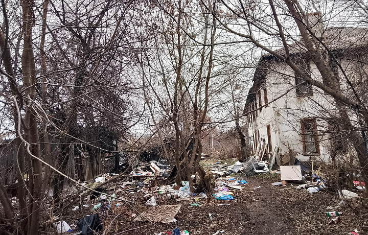 В Донском нет денег на снос расселенного аварийного дома: он превратился в свалку и уже несколько раз горел