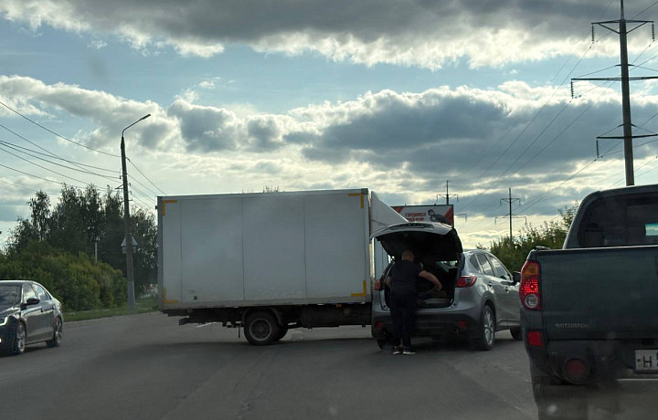 Одоевское шоссе в Туле встало в пробке из-за ДТП