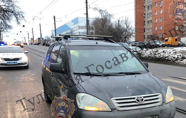 На улице Максима Горького в Туле водитель Toyota Avensis сбил двух женщин-пешеходов