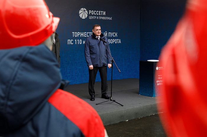 Дюмину и гендиректору «Россетей» Рюмину показали новый питающий центр в Туле