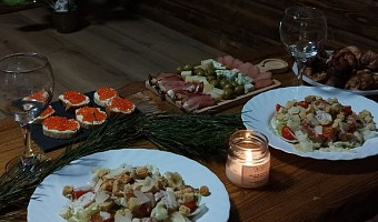 Почему ваши тапочки не для гостей и как попросить добавки: советы от эксперта по этикету перед чередой застолий