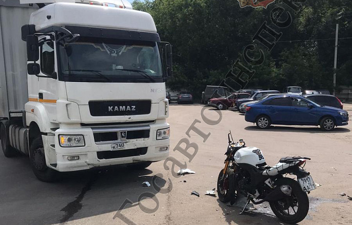 В Плавске Тульской области «КАМАЗ» сбил мотоциклиста