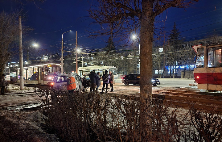 В Туле иномарка столкнулась с трамваем