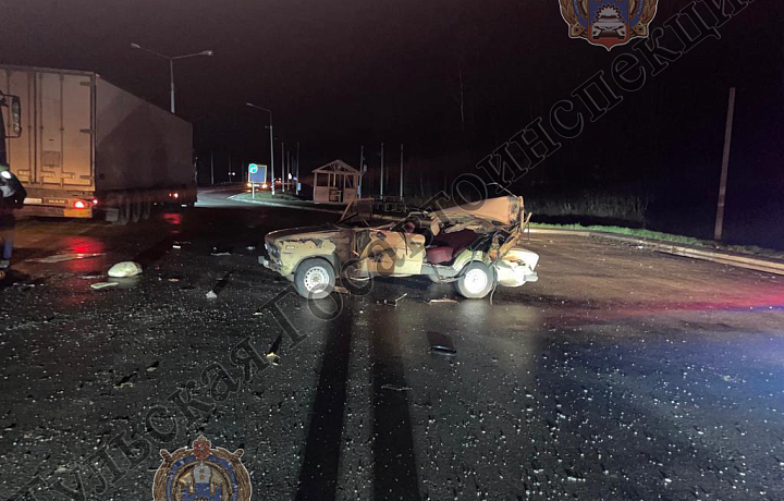 Водитель ВАЗа врезался в припаркованный грузовик в Веневском районе