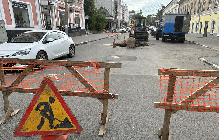 Яму на улице Каминского в Туле начали ремонтировать