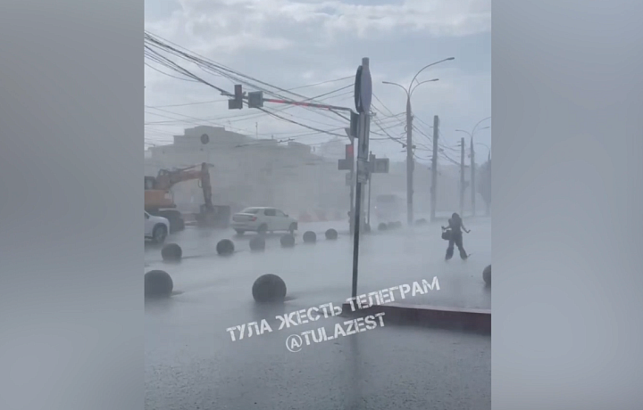 На видео попал шквалистый ветер, сносящий людей в центре Тулы
