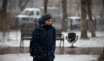 Мягкие пилинги и увлажняющие сыворотки: косметолог рассказал, как ухаживать за кожей зимой