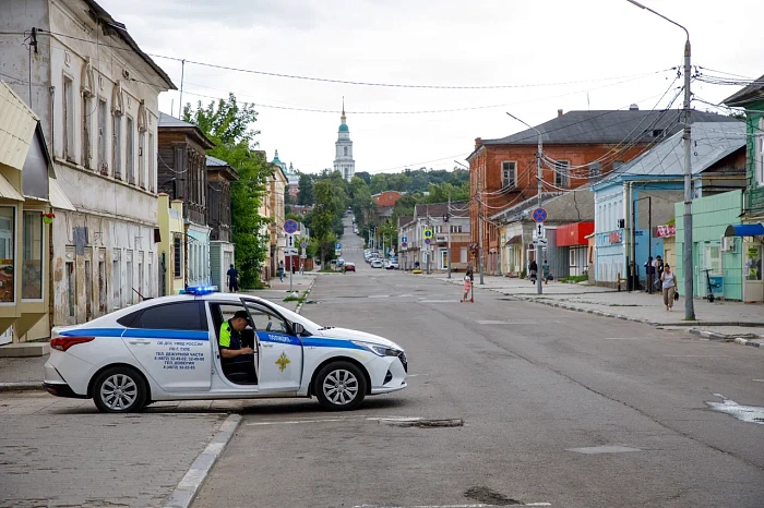 Пустеющая улица Пирогова в Туле: работа без вывесок и патрули ГИБДД