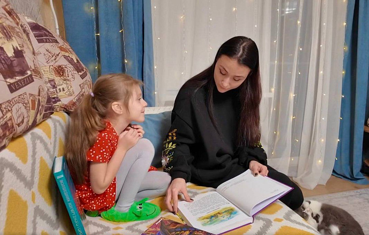 Тульский губернатор Миляев передал юной жительнице Мариуполя подарок в рамках «Ёлки желаний»